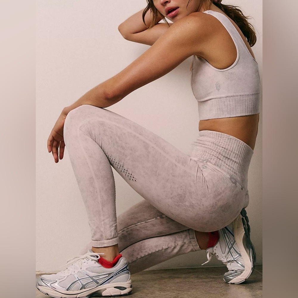 Free People High-Rise 7/8 Length Good Karma
Leggings, Ice Grey Size M/L